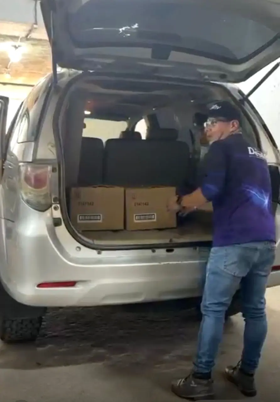 Carga de los kits en el vehículo para su traslado a la zona de impacto